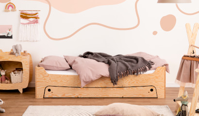 Drewniane łóżko TILA 10 z szufladą wykonane ze sklejki sosnowej w kolorze lakierowanego drewna